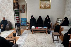 دیدار مدیر جامعه الزهرا با خانواده شهید بهمن باقری - Copy